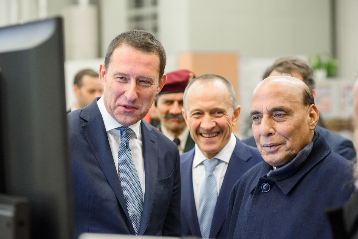 Defence Minister visits Russian engine plant